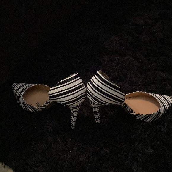 Black and white size 8 striped EXPRESS heels. - Picture 3 of 7